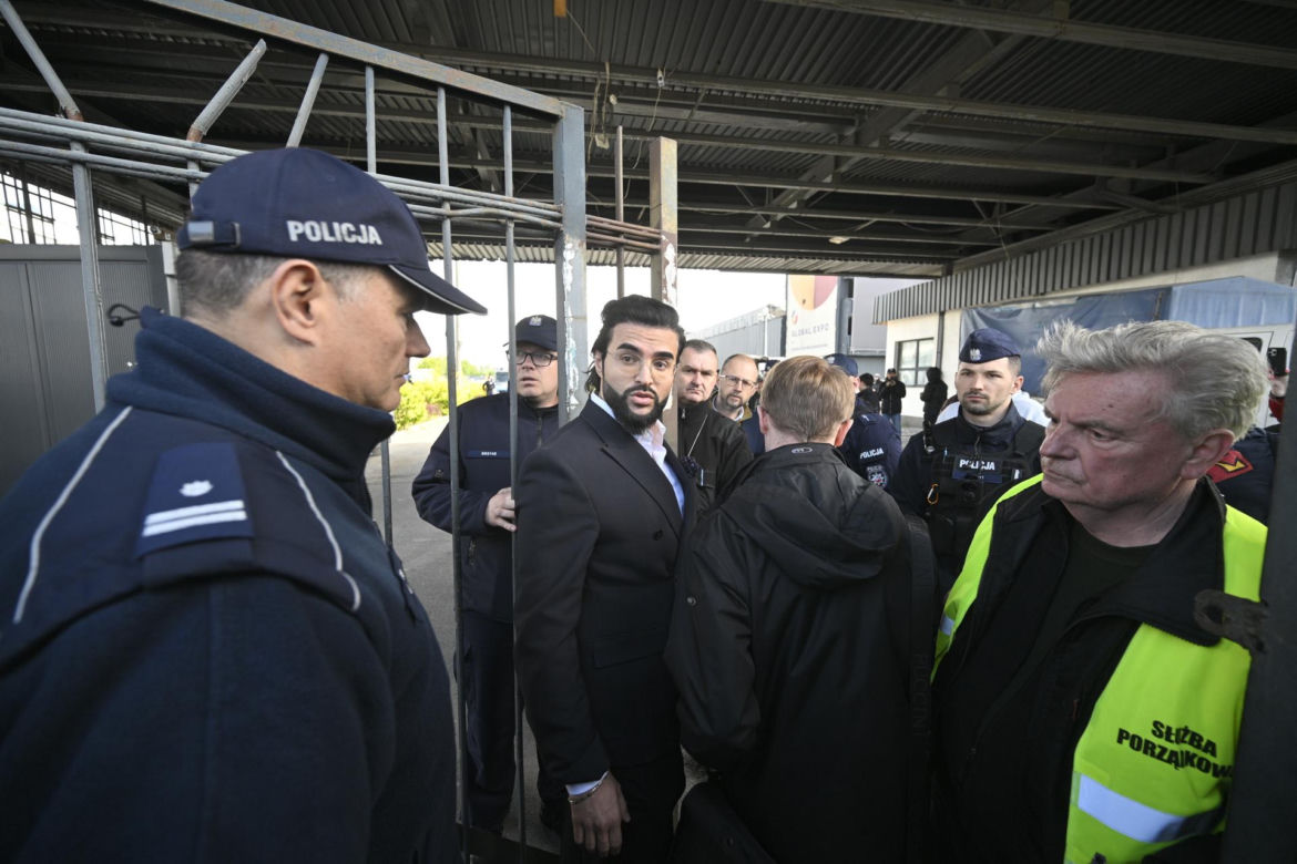 Komornicy na Modlińskiej. Nerwowe starcie przy hali na Białołęce. Ostry konflikt kupców z zarządcą hali