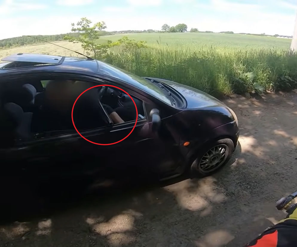 Horror w Kłobucku! Kierowca osobówki wyciągnął shotguna i wycelował w motocyklistę