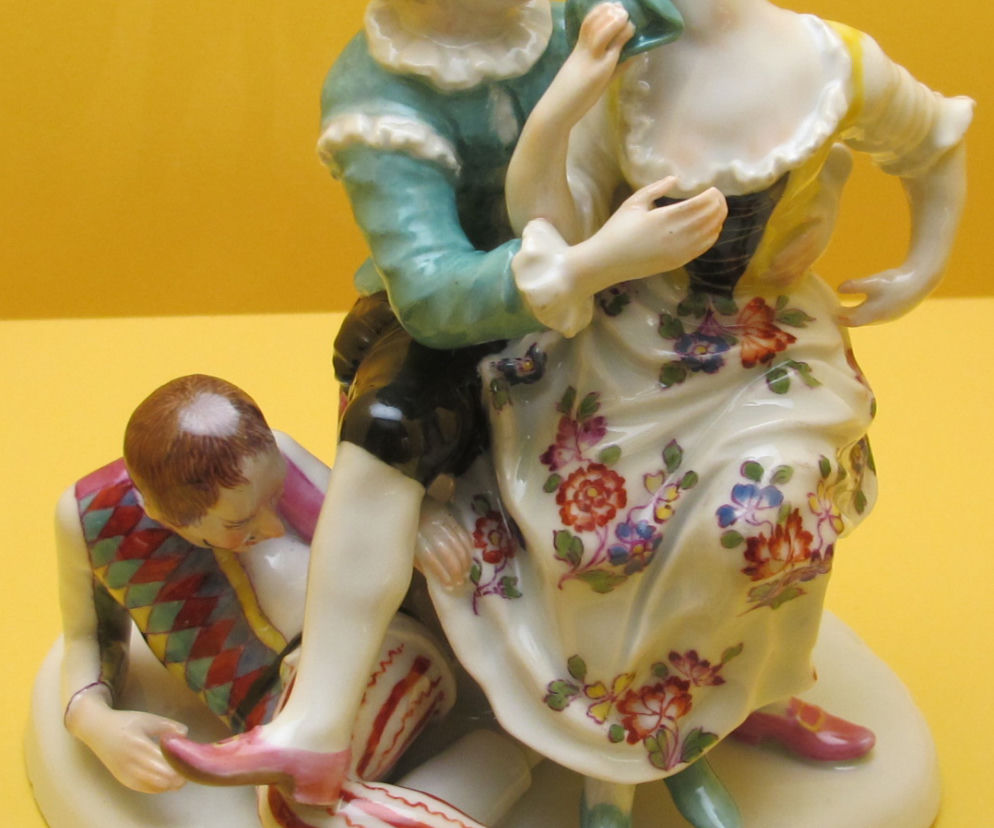 Dwoje kochanków z arlekinem u ich stóp – wczesna (1755-1760) figurka porcelanowa z Furstenberga. Modelował Simon Feilner.