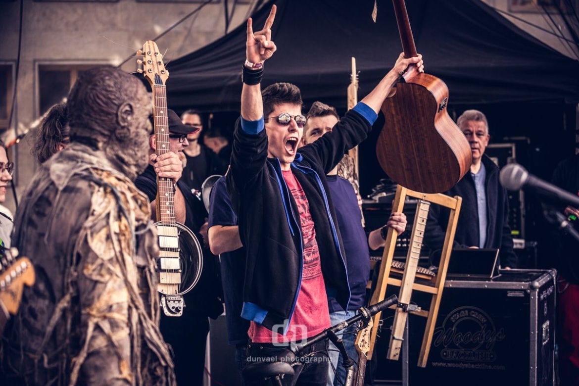Gitarowy Rekord Guinnessa Online. Transmisja na żywo, relacja live, transmisja online, liczba gitarzystów. Czy padł rekord? 