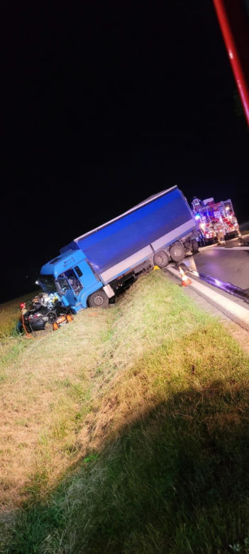 Kierowca mercedesa wjechał pod ciężarówkę 