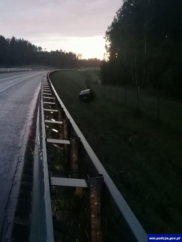 Zasnął jadąc trasą S7 i wyleciał z drogi