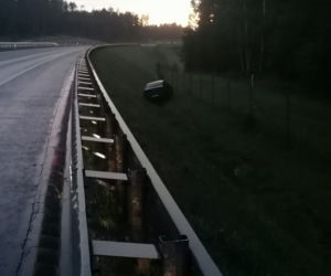 Zasnął jadąc trasą S7 i wyleciał z drogi