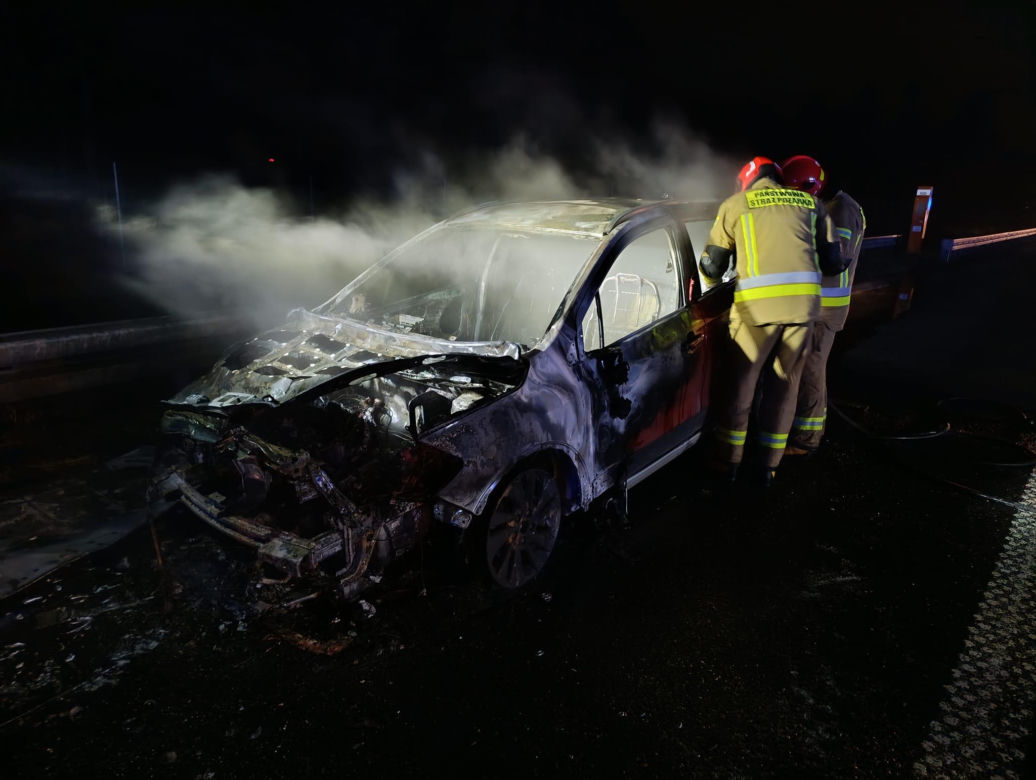 Pożar na autostradzie A2. Na pomoc popędziły trzy zastępy strażaków
