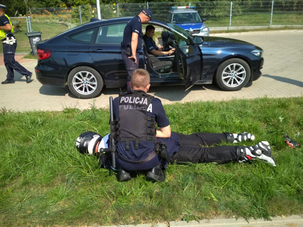 Pościg za motocyklistą w Białymstoku. 32-latek ucieczkę zakończył na trawniku