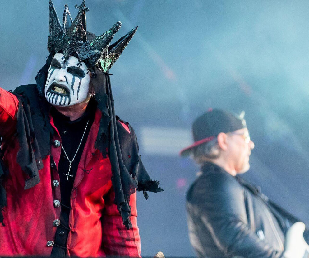 King Diamond w makijażu i czarnej koronie śpiewa na scenie. O powrocie Mercyful Fate przeczytasz na EskaRock.