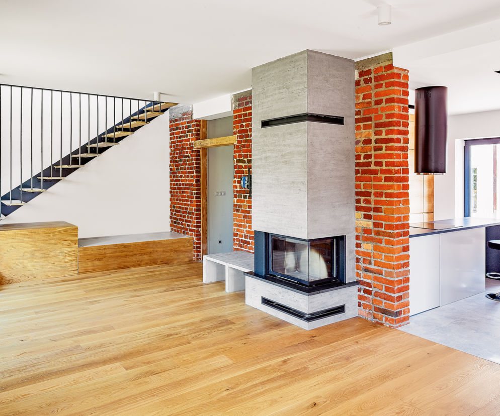 Stary dom z cegły po przebudowie - zamiast poddasza zyskał piętro