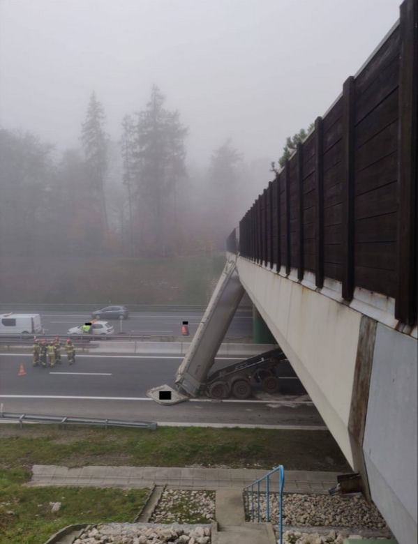 Wypadek A4: Wjechał w wiadukt! Zapomniał złożył wywrotkę?