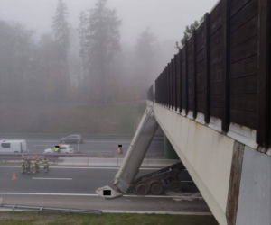 Wypadek A4: Wjechał w wiadukt! Zapomniał złożył wywrotkę?