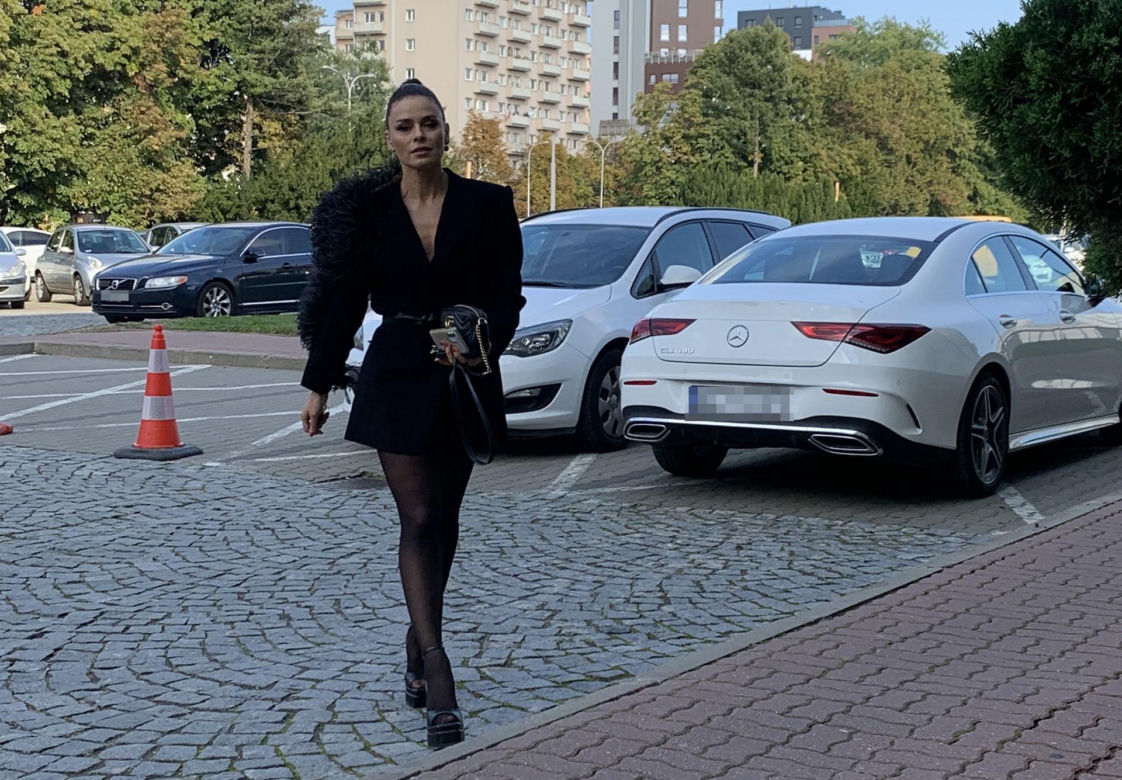 Natasza Urbańska zadaje szyku przy białym mercedesie