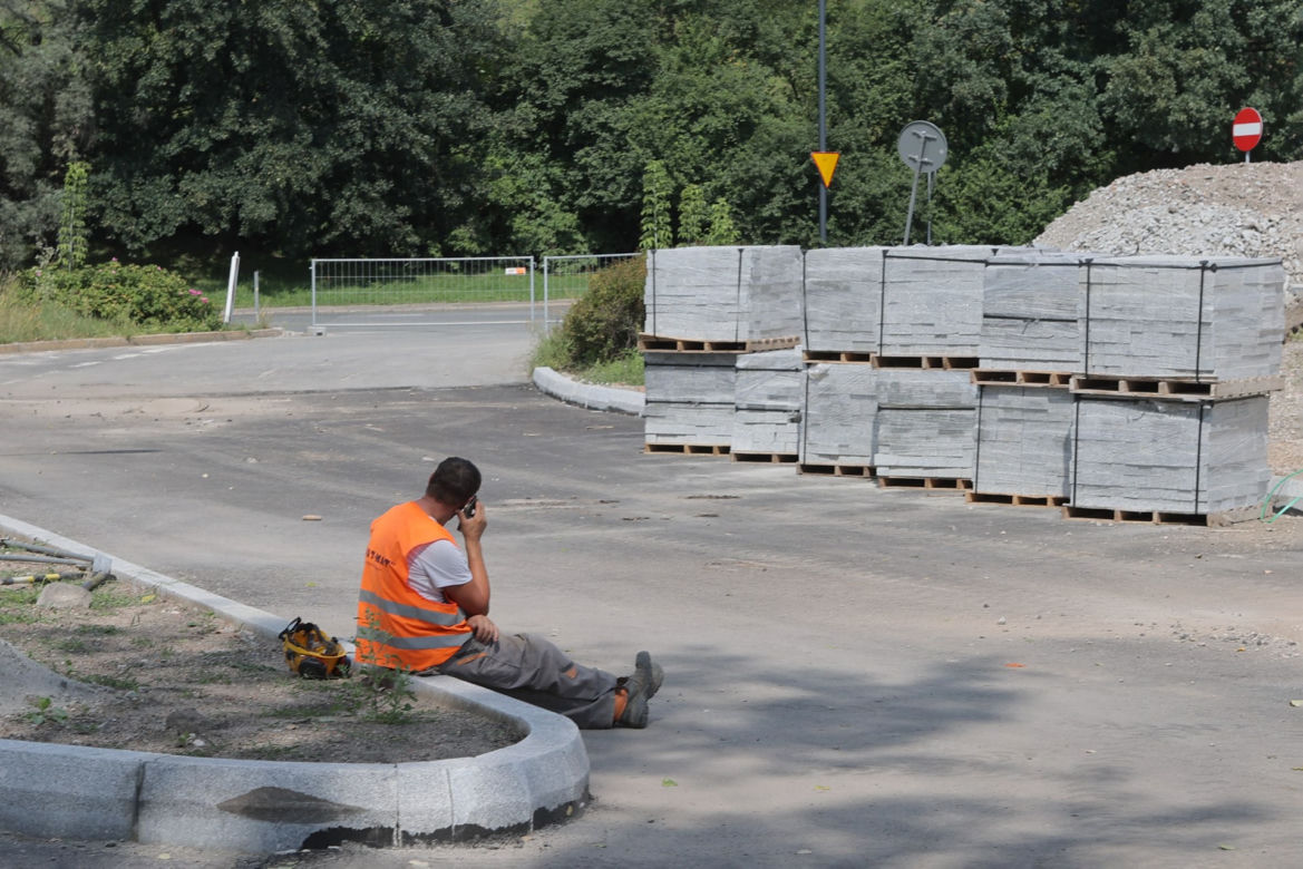 Przebudowa Wybrzeża Helskiego. Robotnicy bimbają na budowie