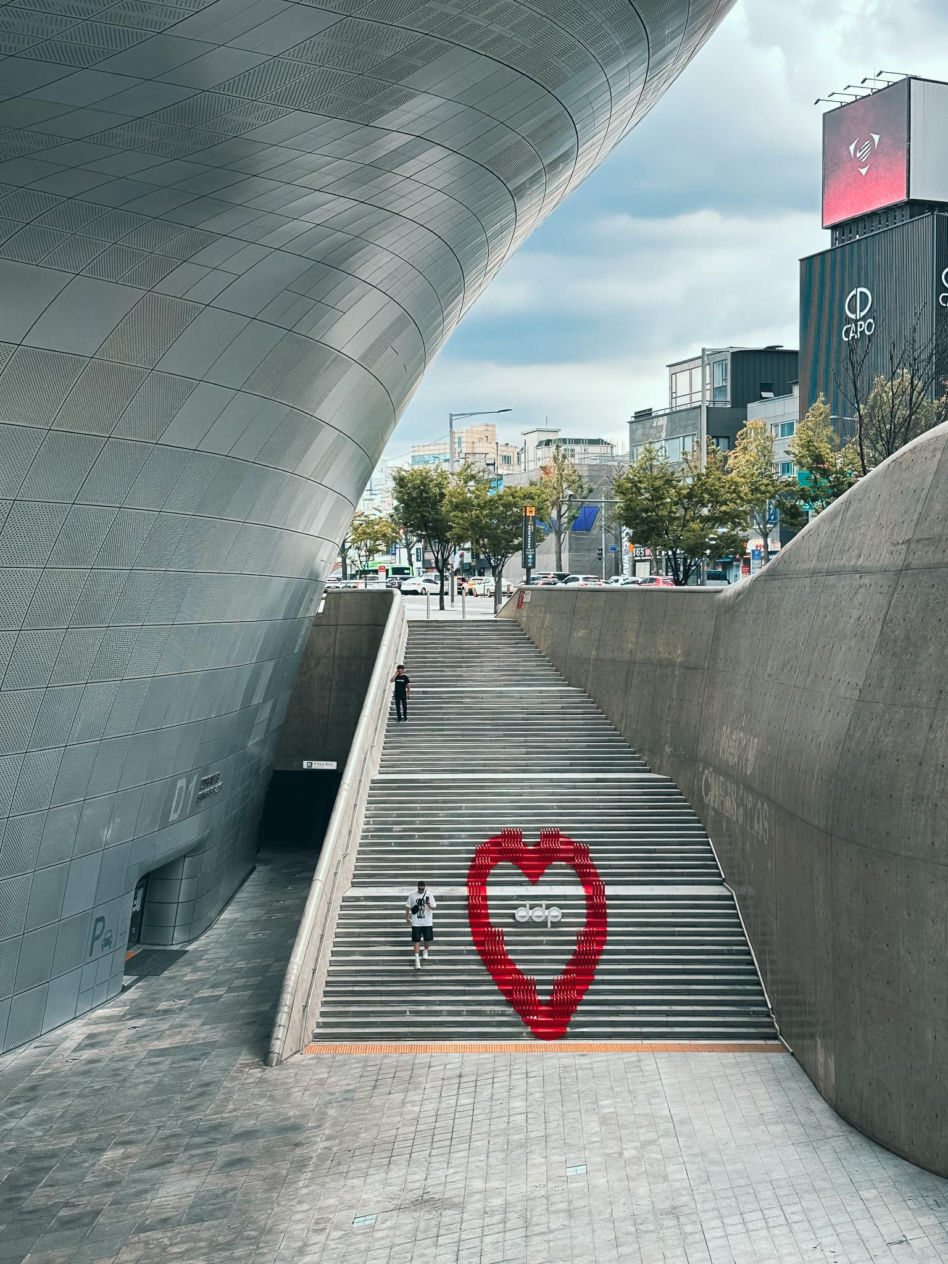 Zaha Hadid i jej Dongdaemun Design Plaza w Seulu