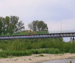 Most w Ostrowie - mieszkańcy łamią zakaz i przekraczają przeprawę