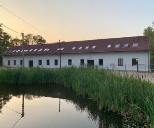 Jedno z najpiękniejszych miast w Małopolsce leży obok Krakowa. Zachwyca zabytkowym dworem