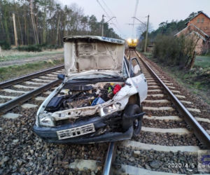 Kierowca Opla próbował zawrócić na torach