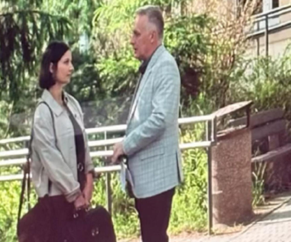 Agnes (Amanda Mincewicz) z M jak miłość z poważną miną rozmawia z ojcem, Arturem (Robert Moskwa), który jest lekko zaskoczony. Kobieta ubrana jest w jasną kurtkę i czarną sukienkę, trzyma czarną torbę. Mężczyzna ma na sobie jasną marynarkę w kratę i ciemne spodnie. To kadr z serialu dostępnego na Super Seriale.