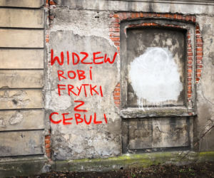 Widzew nosi czapkę z dupki od chleba, a ŁKS je komary... Derby Łodzi na murach