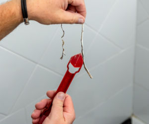 Jak poprawnie usunąć starą fugę i silikon oraz nałożyć nowy? Murator Remontuje