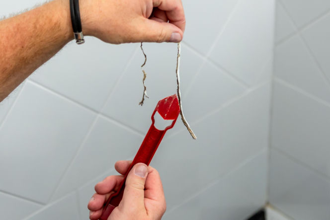 Jak poprawnie usunąć starą fugę i silikon oraz nałożyć nowy? Murator Remontuje