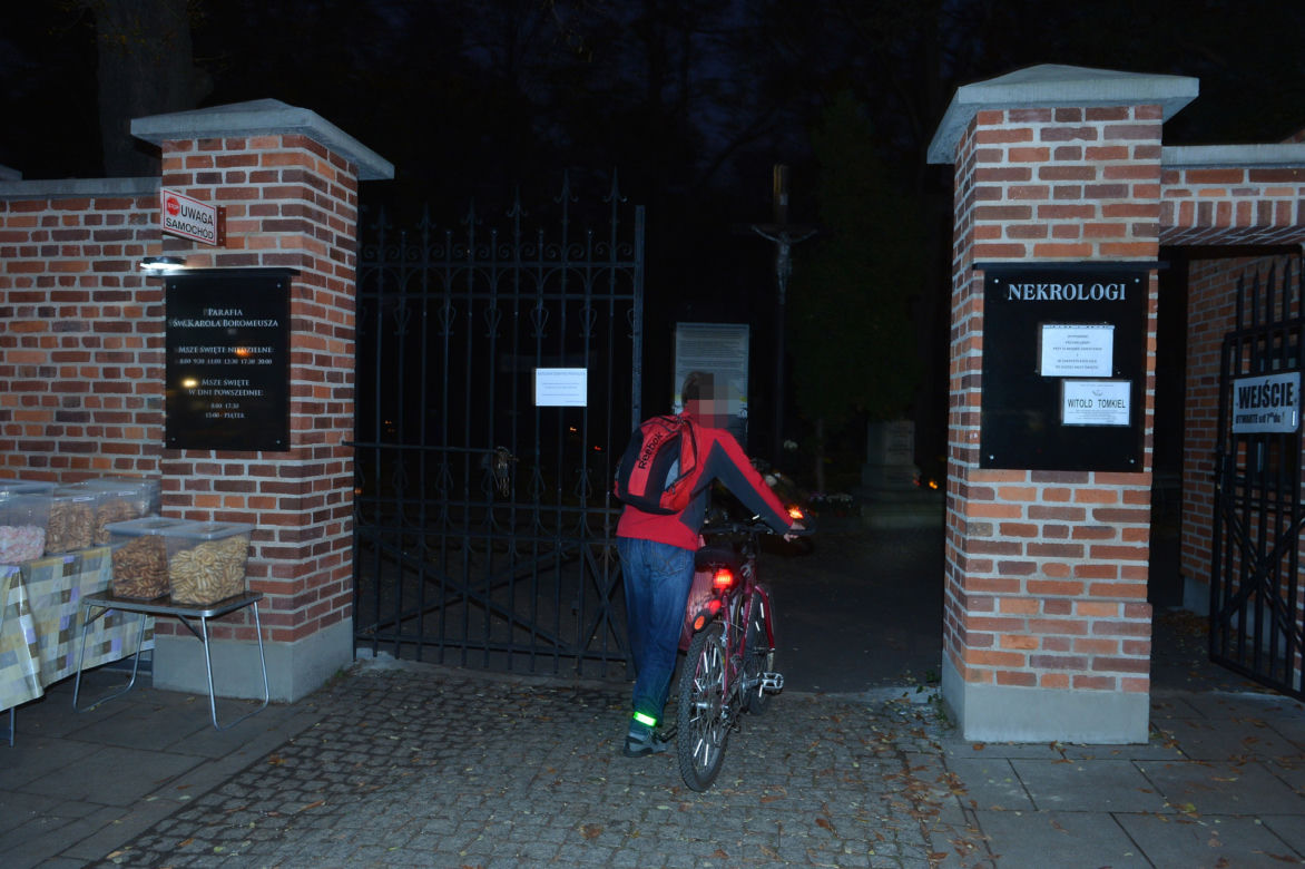 Cmentarze 1 listopada zamknięte dla niezaszczepionych. Kontrowersyjna rada eksperta. Rząd już podjął decyzję!