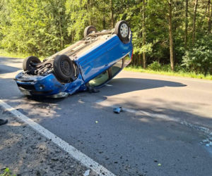 Niebezpieczny wypadek w Lesie Rzepińskim. Kierowca Nissana dachował