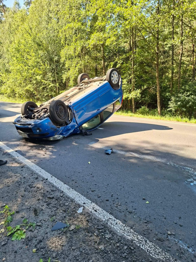 Niebezpieczny wypadek w Lesie Rzepińskim. Kierowca Nissana dachował