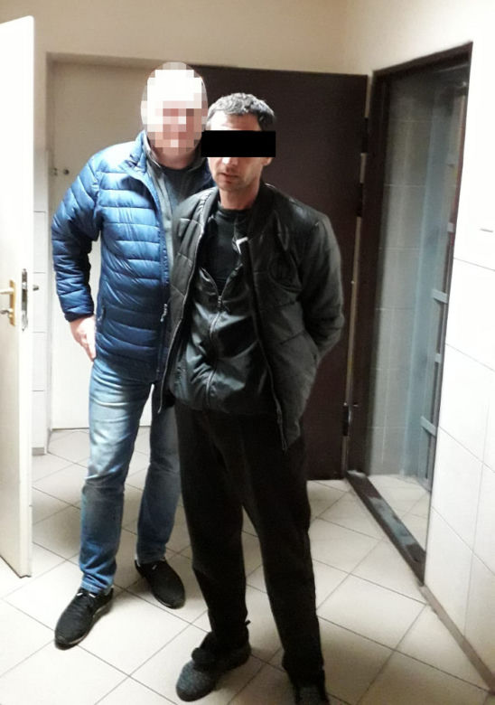 Gruzini okradali warszawskich kierowców "na kolec". 