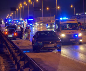 Cztery auta rozbite, sprawca zwiał. W akcji psy tropiące