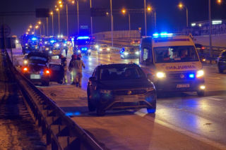Cztery auta rozbite, sprawca zwiał. W akcji psy tropiące