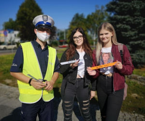 Żeby lepiej było was widać. Leszczyńscy policjanci rozdawali odblaski