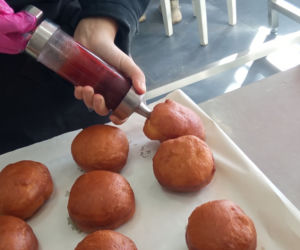Warsztaty pieczenia pączków w grudziądzkim gastronomiku