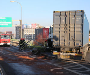 Wypadek TIRA na trasie Siekierkowskiej