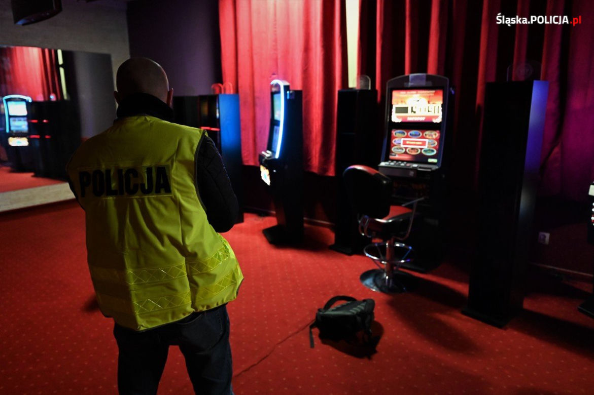 Policjanci rozbili grupę przestępczą. Organizowała ona nielegalne gry na automatach