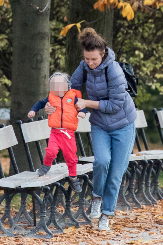 Magdalena Boczarska z dzieckiem na spacerze 