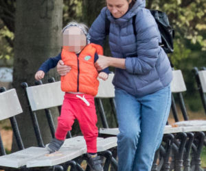 Magdalena Boczarska z dzieckiem na spacerze 
