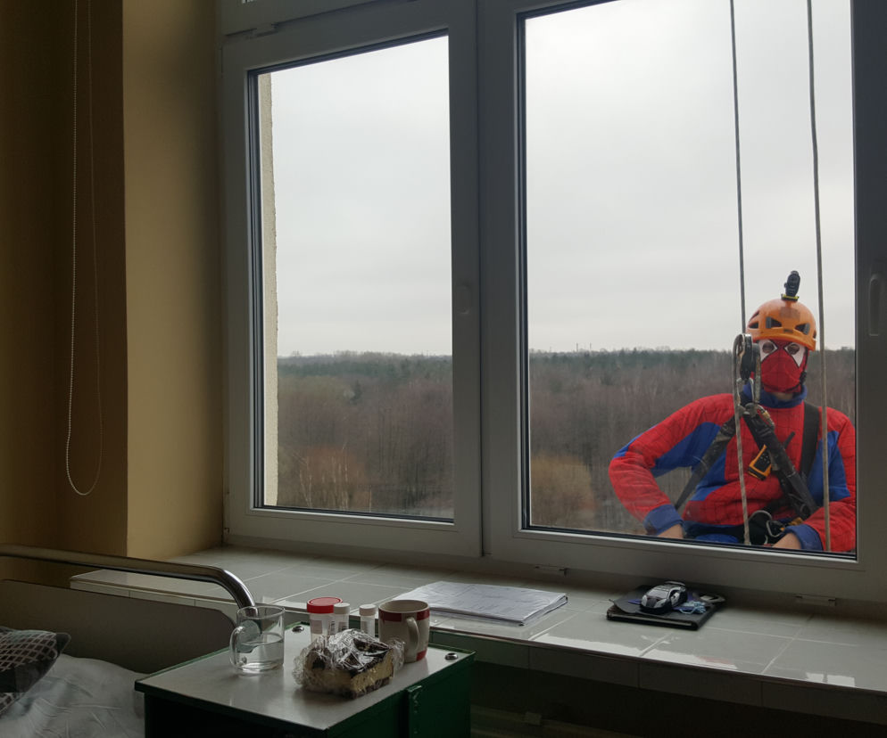 Katowice: Spider Man i Superman myją okna w szpitalu
