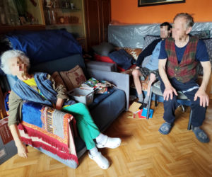 Rzucała kartki z napisem „pomoc”. Za drzwiami mieszkania rozgrywał się dramat 