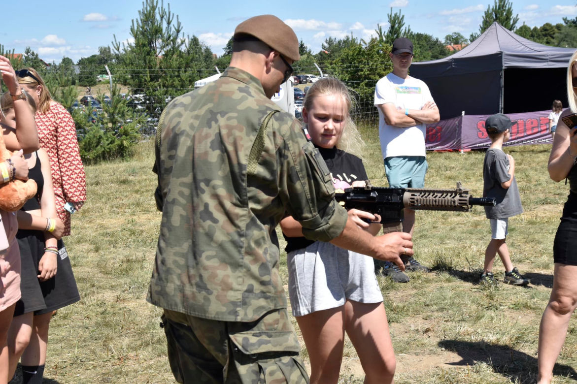 Rodzinny Piknik Lotniczy w Gryźlinach 2023. Lotnicy-akrobaci zachwycili publiczność