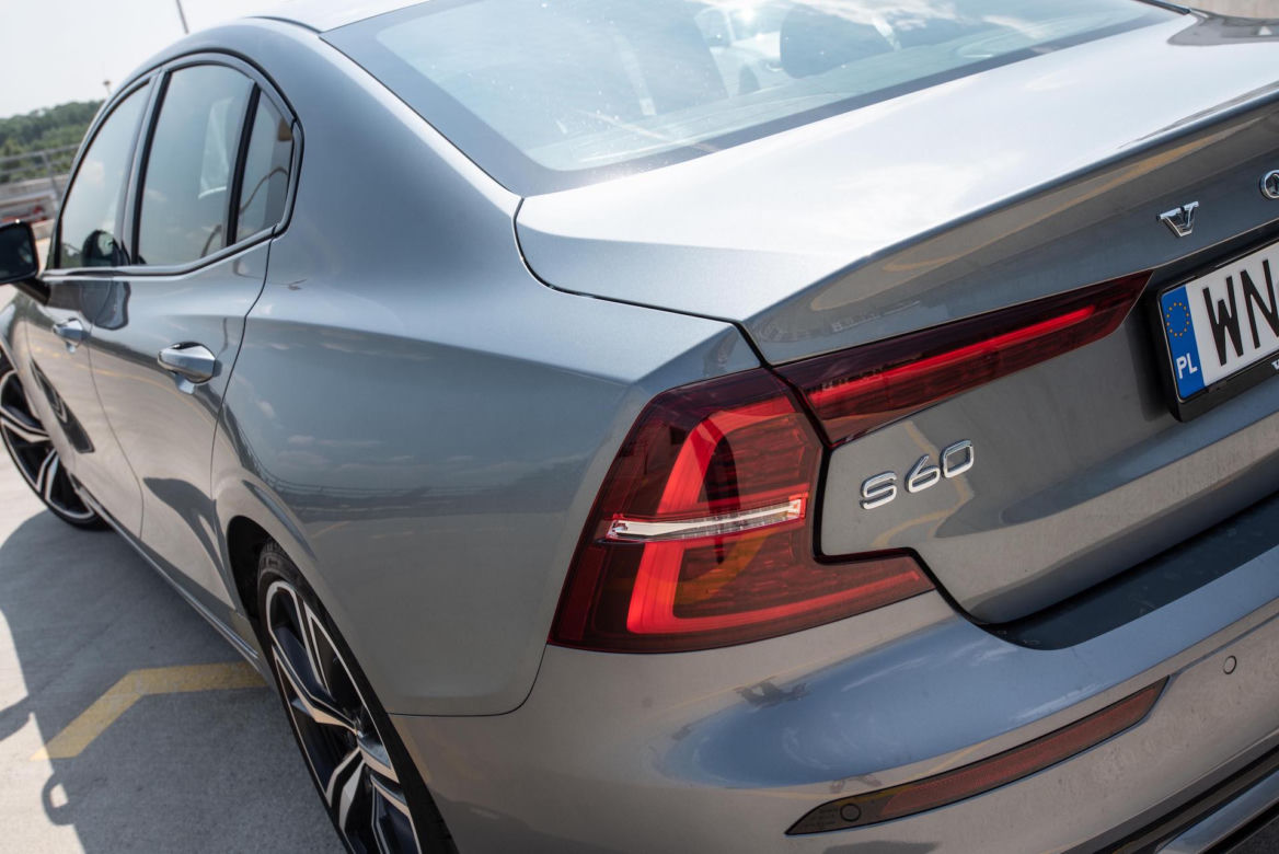 BMW 330i vs Volvo S60 T5