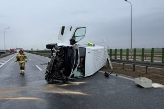 Wypadek na S3! Bus z pasażerami przewrócił się na bok. Są ranni!
