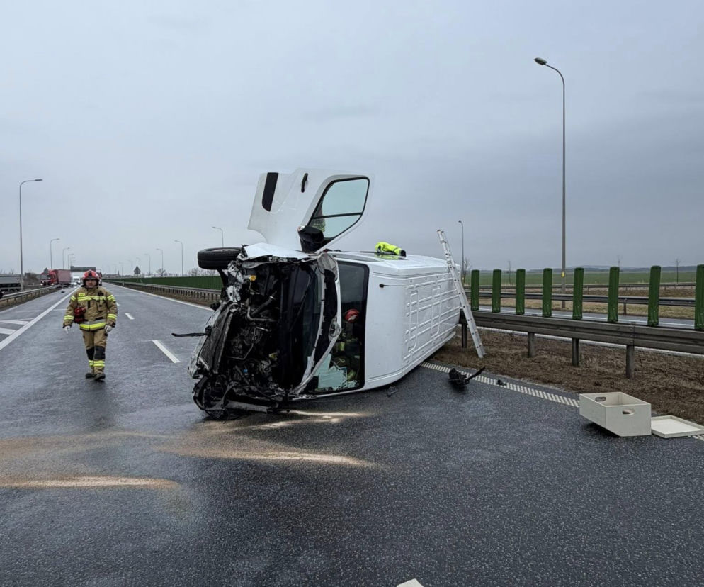 Groźny wypadek na S3! Bus z pasażerami przewrócił się na bok. Są ranni!