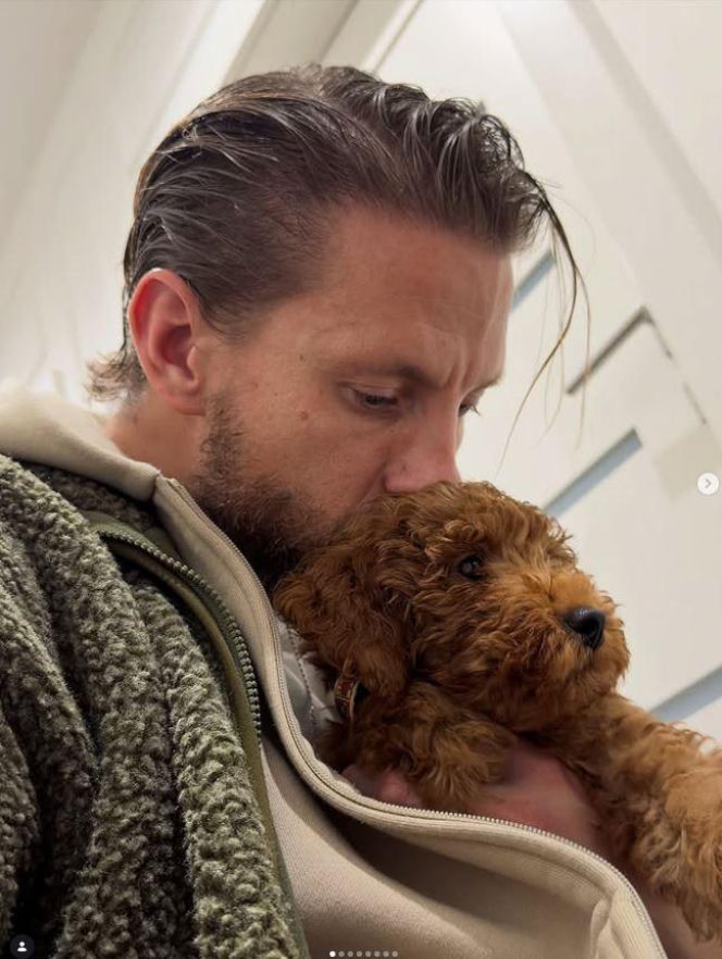 Sebastian Fabijański z pieskiem