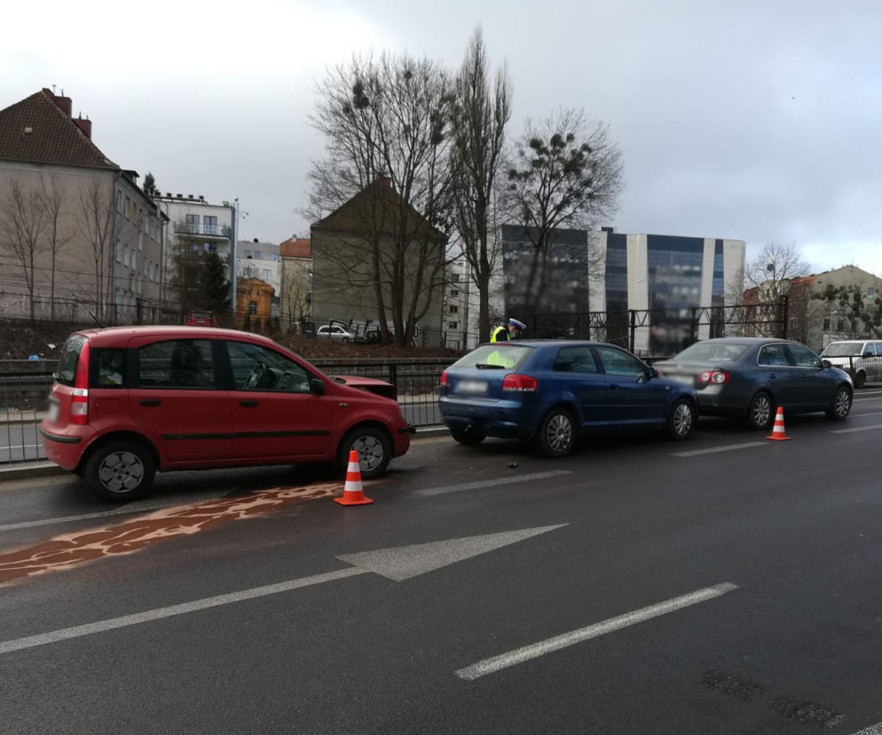 Utrudnienia na al. Wojska Polskiego w Olsztynie. Zderzyły się trzy auta [ZDJĘCIA]