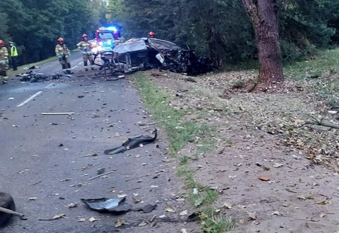 Śmiertelny wypadek pod Łaskiem! 20-latek zginął w zmiażdżonej kii [ZDJĘCIA]