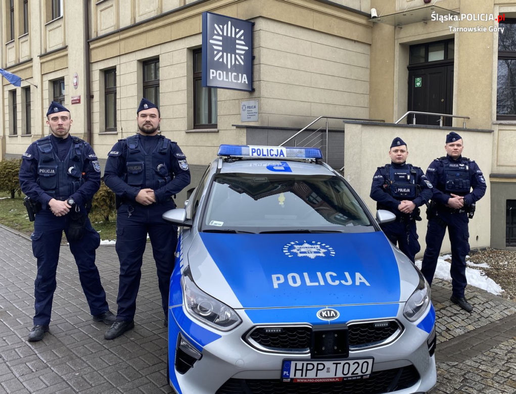 Nieprzytomna kobieta leżała na podłodze. Policjant wyjął broń służbową i strzelił w szybę, liczyła się każda sekunda