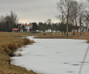 Pałac nad jeziorem czeka na Kaczyńską