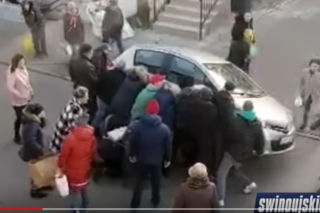 Świnoujście: Potrącił kobietę, bo...BYŁA ZA NISKA. Mieszkańcy podnieśli samochód! [WIDEO]