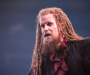 Skrupulatnie wyreżyserowany groteskowy spektakl okraszony nutą surrealizmu – Avatar zawładną Warszawą [RELACJA]