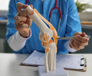 Ból kolana lub biodra przy chodzeniu. Kiedy może chodzić o zaawansowaną chorobę zwyrodnieniową