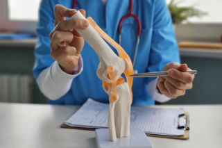 Ból kolana lub biodra przy chodzeniu. Kiedy może chodzić o zaawansowaną chorobę zwyrodnieniową